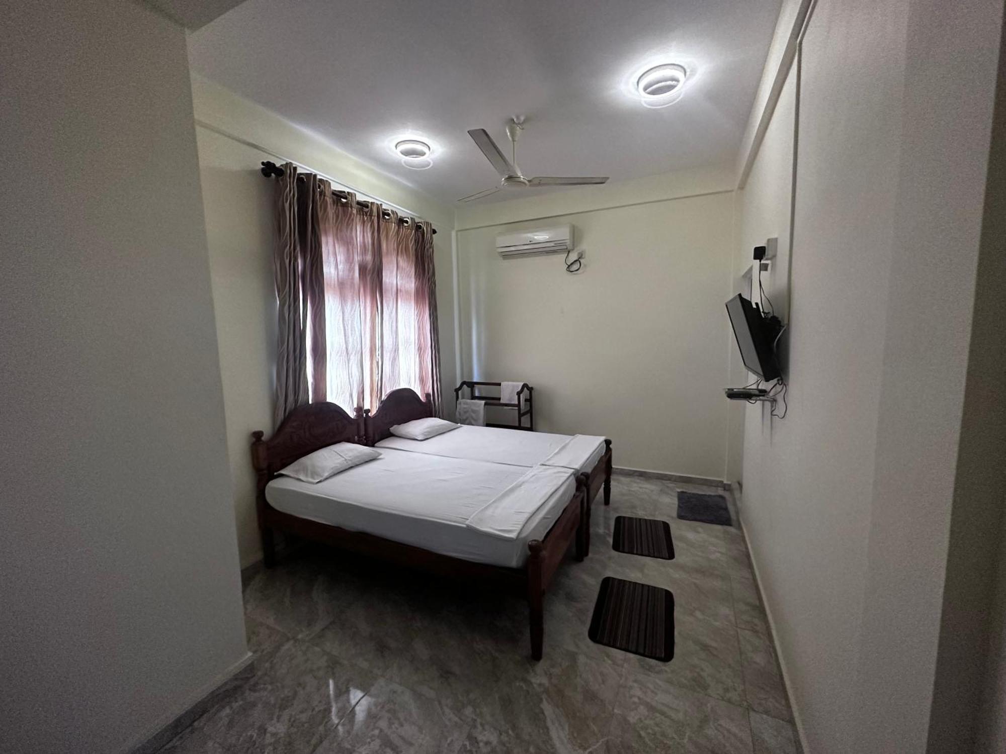 N Joy Inn Trincomalee Exterior foto
