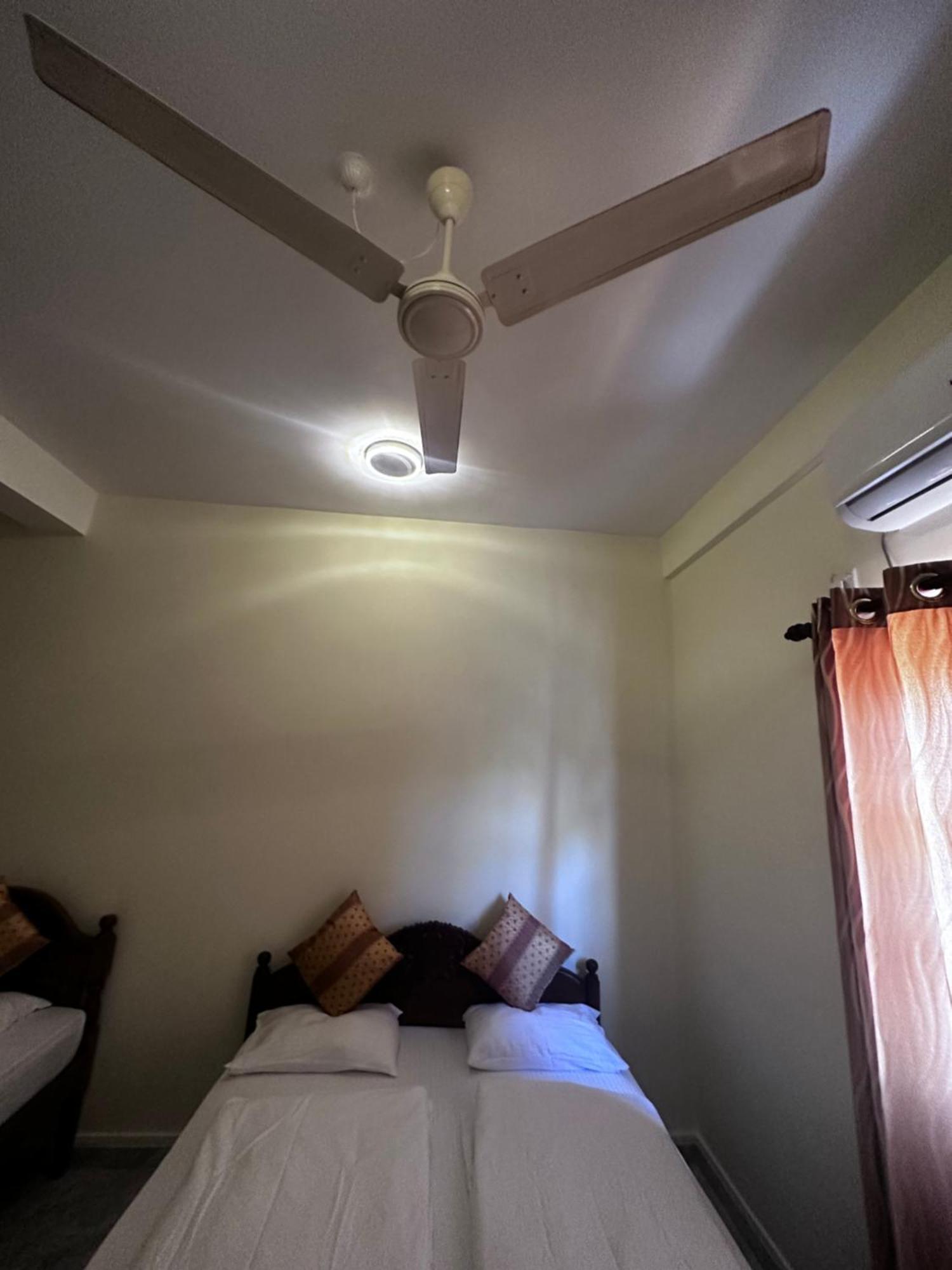 N Joy Inn Trincomalee Exterior foto