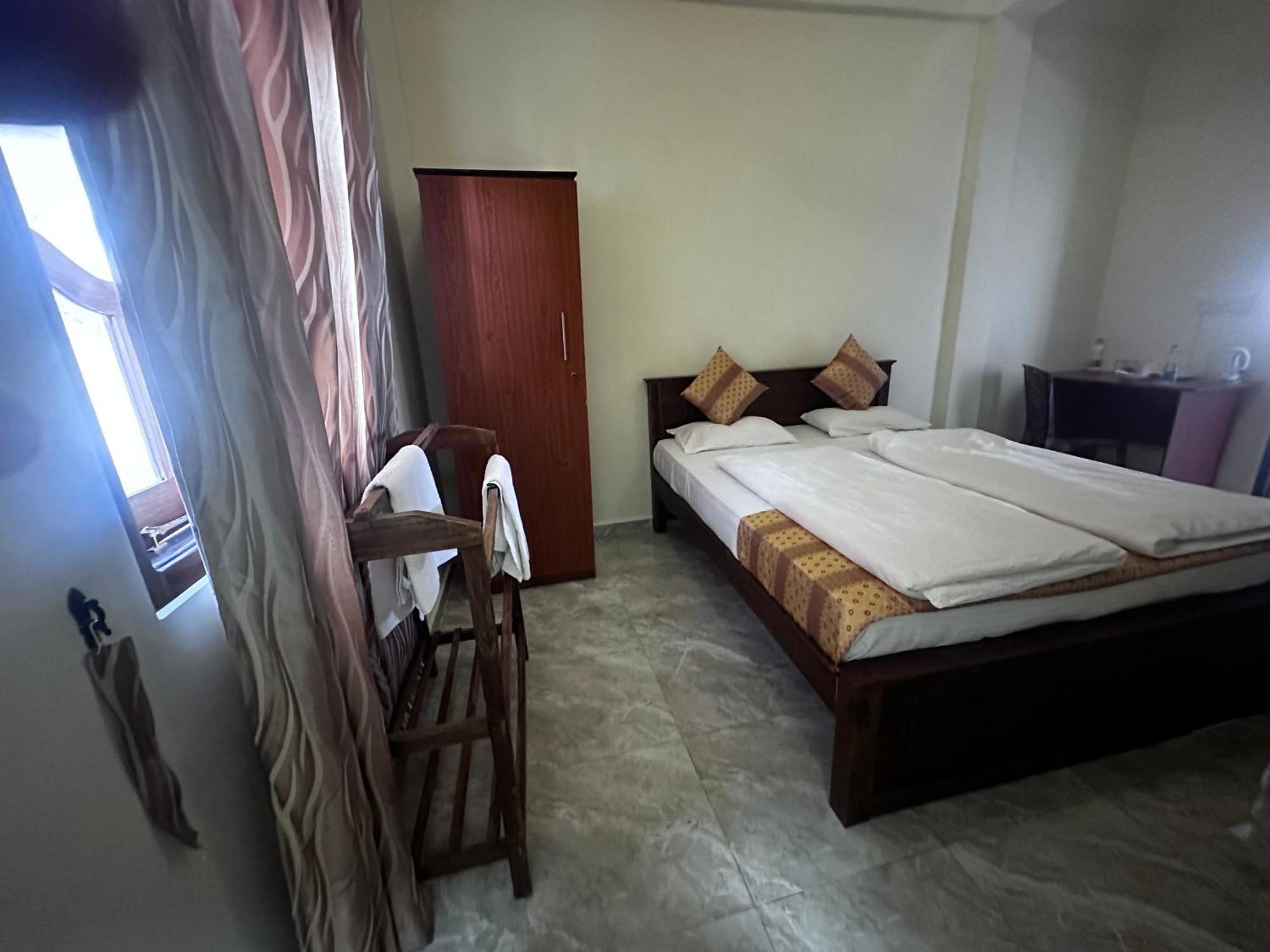 N Joy Inn Trincomalee Exterior foto